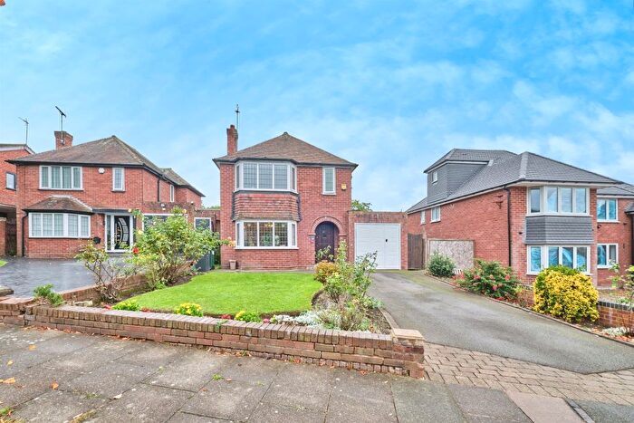 3 Bedroom Detached House For Sale In Grove Vale Avenue, Birmingham, B43