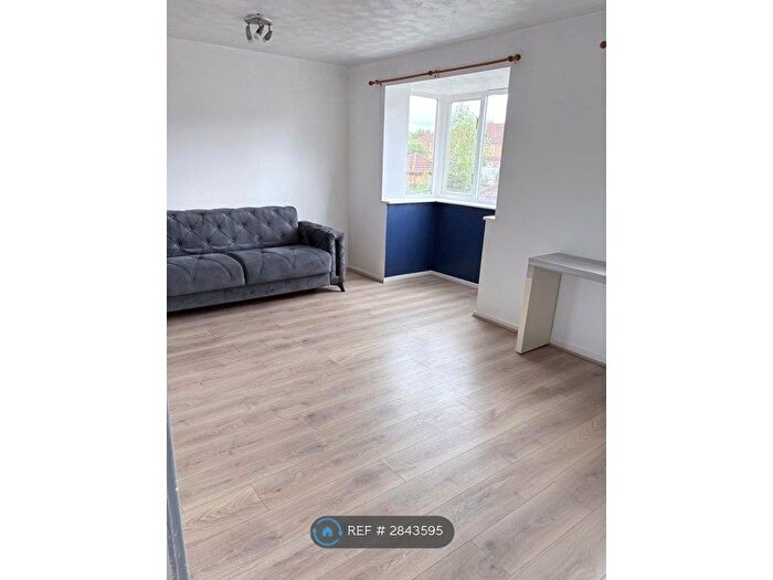 2 Bedroom Flat To Rent In Ross Court, Edgware, HA8