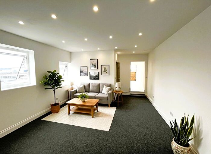 1 Bedroom Studio To Rent In Westlink House, Great West Road, Brentford, TW8