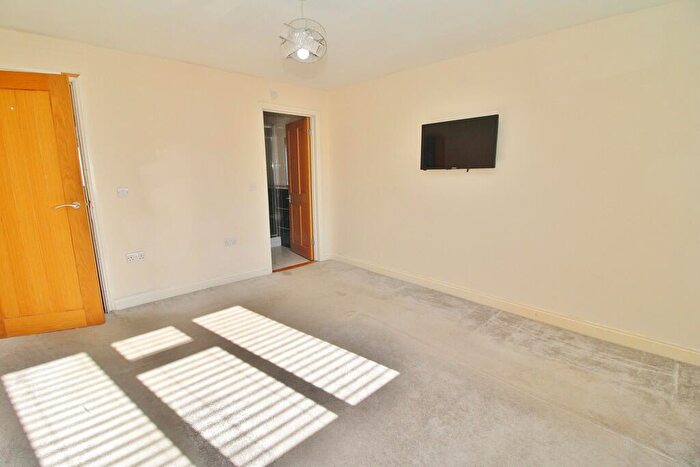 3 Bedroom End Of Terrace House For Sale In Bondfields Crescent, Leigh Park, PO9