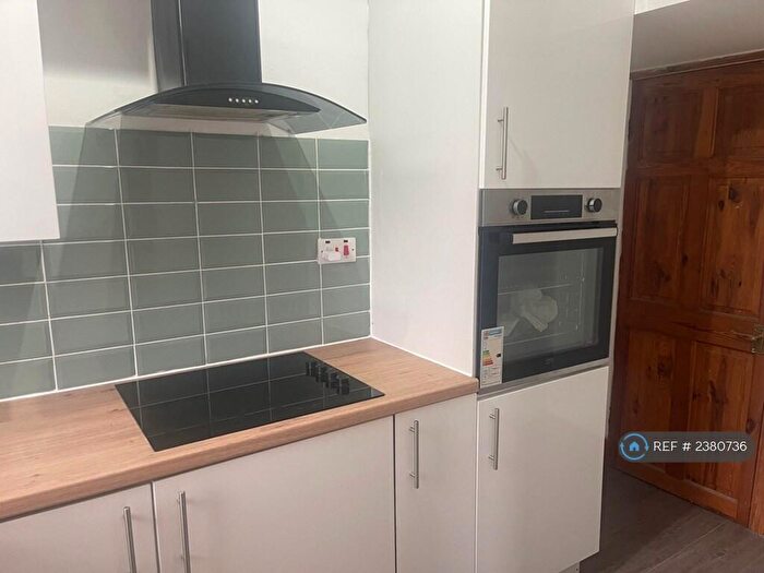 2 Bedroom End Of Terrace House To Rent In Clifton Avenue, Leeds, LS9