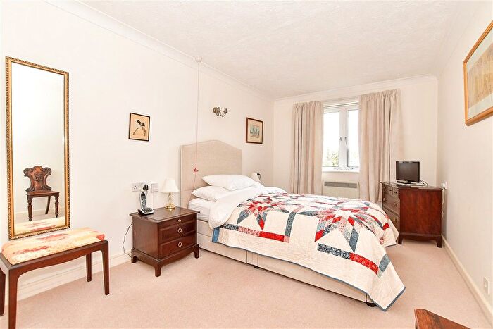 2 Bedroom Flat For Sale In Woodbury Lane, Tenterden, Kent, TN30