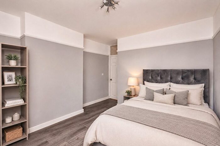 2 Bedroom Flat To Rent In Cavendish House, - Hartington Road, SW8