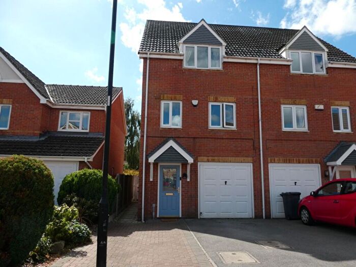 3 Bedroom Town House To Rent In Haller Close, Armthorpe, DN3