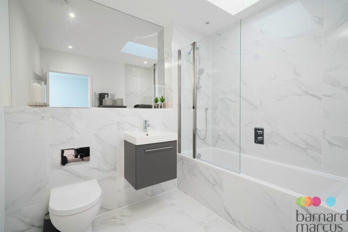 3 Bedroom Terraced House For Sale In Oak Grove, Muswell Hill, London, N10