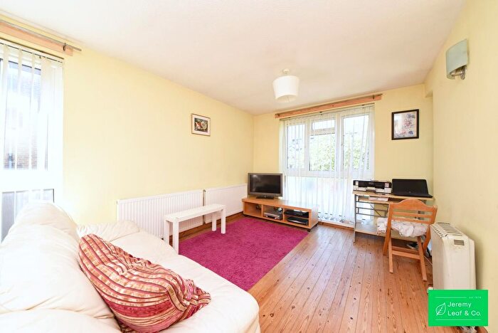 2 Bedroom Flat To Rent In Diploma Court, East Finchley, N2
