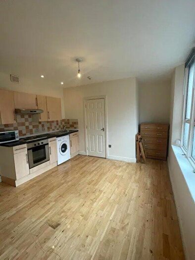 Flat To Rent In High Road, Willesden, NW10