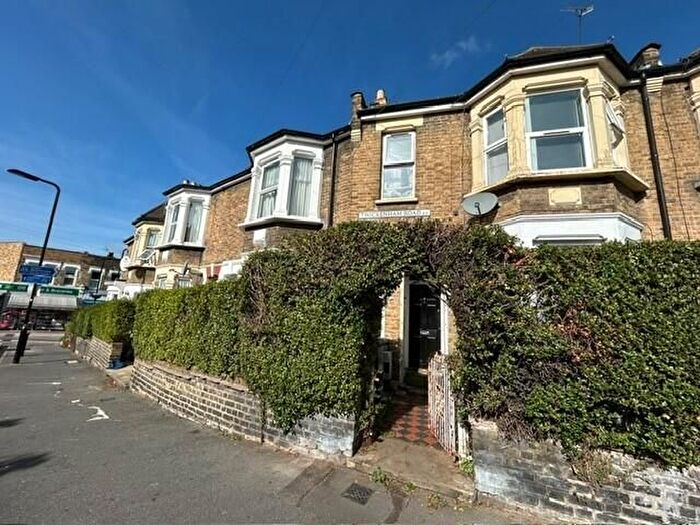 2 Bedroom Flat To Rent In Twickenham Road, Leytonstone, E11