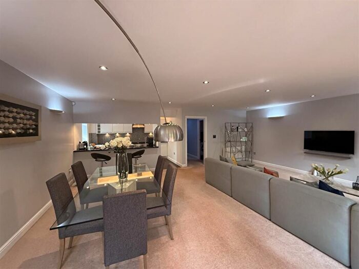 3 Bedroom Flat To Rent In Joshua Close, South Croydon, CR2