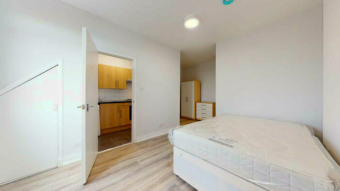 Apartment To Rent In Mount View Road, London, N4