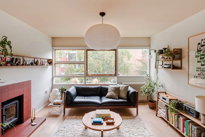 3 Bedroom Flat For Sale In Marlowe Court, Parkleys, London, TW10