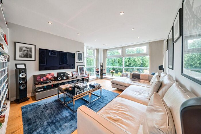 2 Bedroom Flat For Sale In North Side Wandsworth Common, Wandsworth, London, SW18