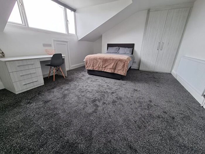 4 Bedroom Flat To Rent In Cardigan Road, Hyde Park, Leeds, LS6