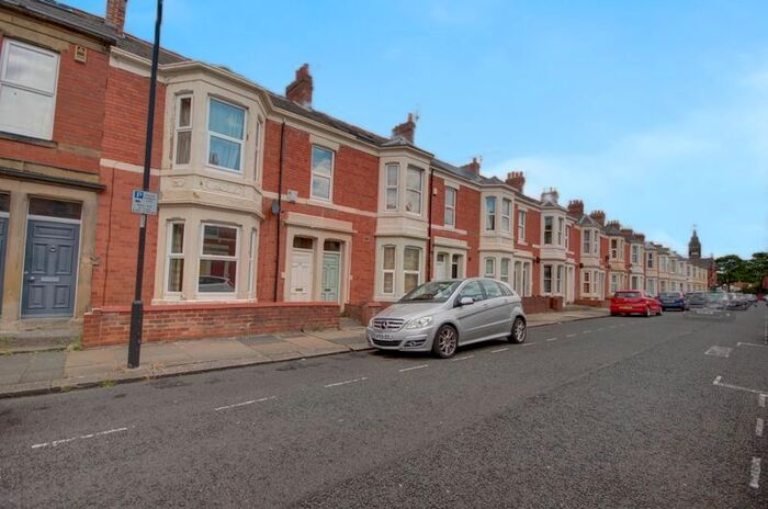 3 Bedroom Flat For Sale In Hazelwood Avenue, Jesmond, Newcastle Upon Tyne, NE2