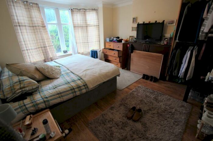 4 Bedroom Semi-Detached House To Rent In St Annes Road, Headingley, Leeds, LS6