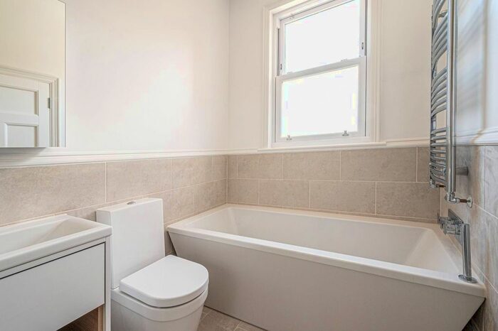 4 Bedroom Semi-Detached House To Rent In Holden Road, Woodside Park, London, N12