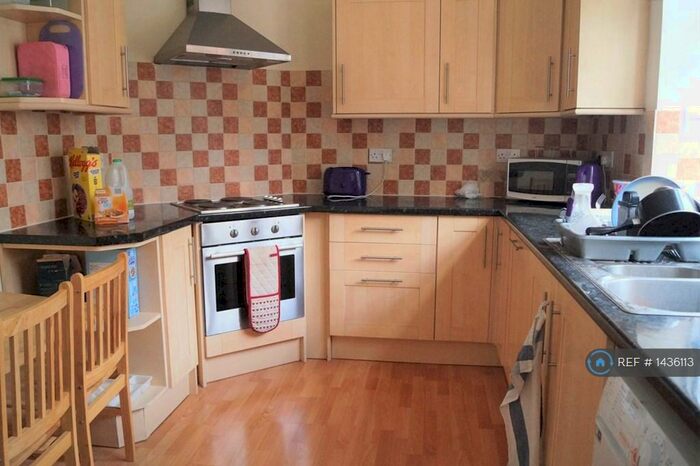 3 Bedroom Flat To Rent In Golders Court, London, NW11