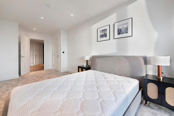 2 Bedroom Apartment To Rent In Harcourt Tower, Marsh Wall, London, E14