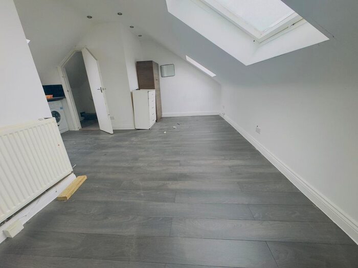 1 Bedroom Flat To Rent In High Road, Ilford, IG1