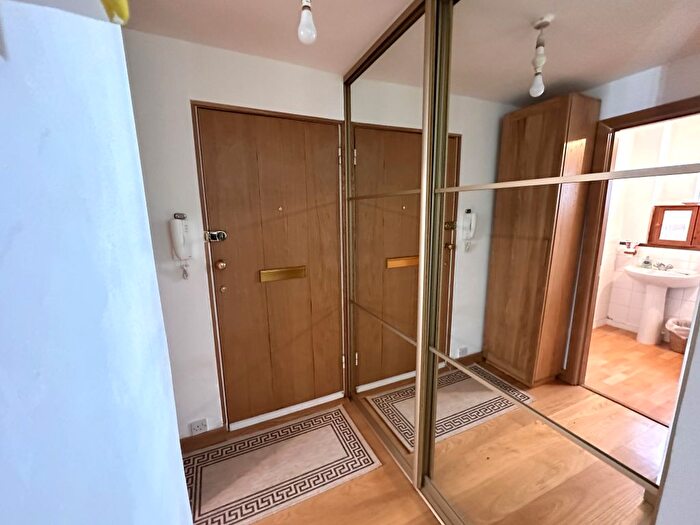 1 Bedroom Flat For Sale In Fairview Avenue, Woking, GU22