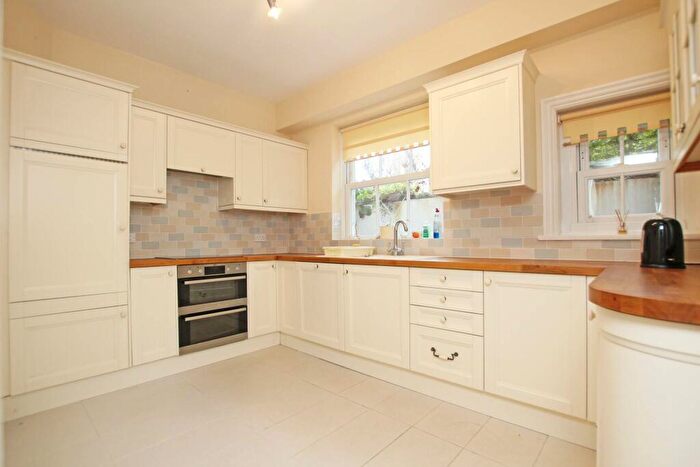 3 Bedroom Flat For Sale In Staveley Road, Eastbourne, BN20