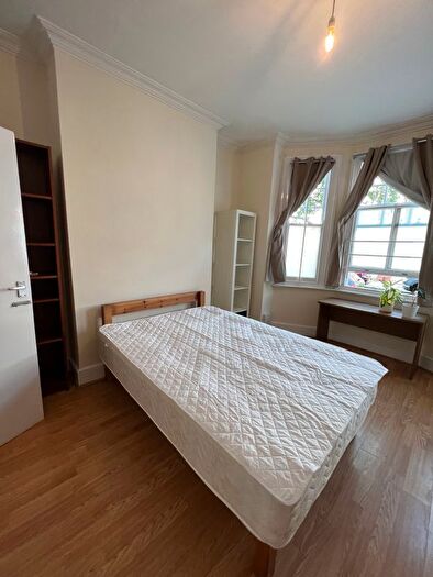 2 Bedroom Flat To Rent In Hackford Road, London, SW9