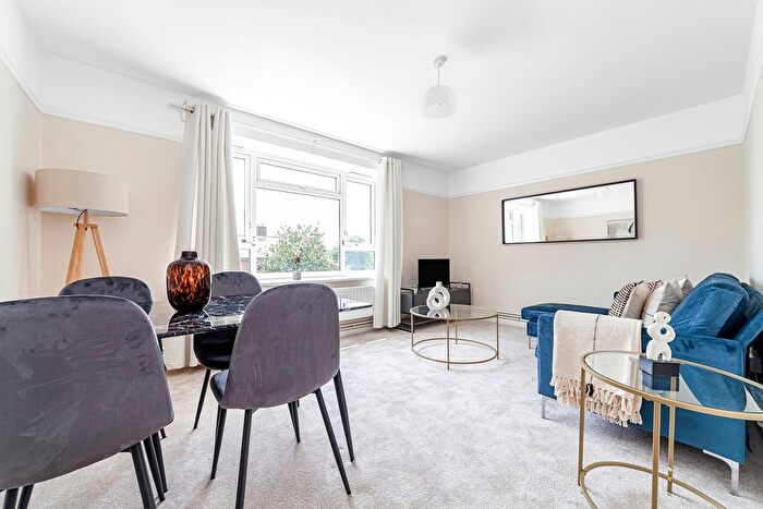 4 Bedroom Flat To Rent In Morris Gardens, London, SW18