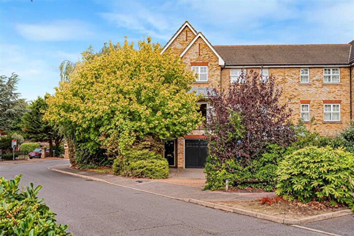 4 Bedroom House For Sale In Jules Thorn Avenue, Enfield, EN1