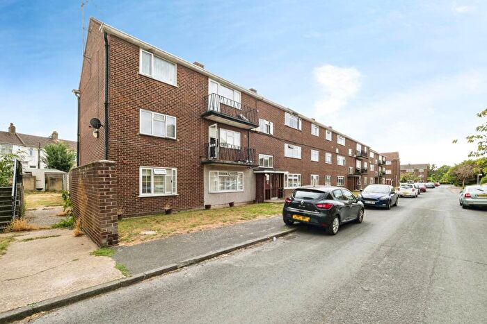 2 Bedroom Flat For Sale In Stirling Close, Rainham, RM13