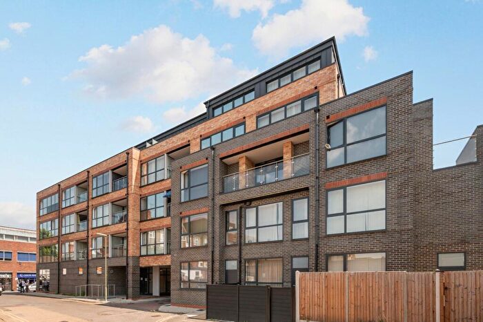 1 Bedroom Apartment For Sale In Diggers Lane, Weybridge, KT13