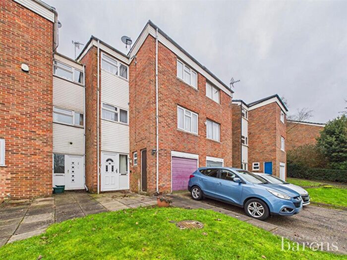 4 Bedroom Town House For Sale In Shakespeare Road, Basingstoke, RG24