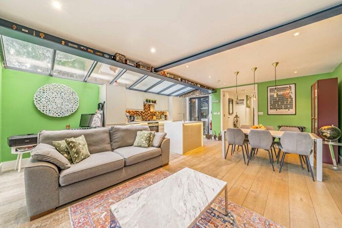 2 Bedroom Flat To Rent In St Quintin Gardens, North Kensington, W10