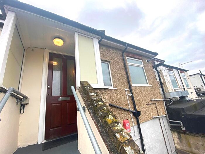 2 Bedroom Apartment To Rent In Clarendon Parade, Turners Hill, Cheshunt, EN8