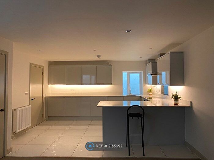 2 Bedroom Flat To Rent In Gerrards Cross, Gerrards Cross, SL9