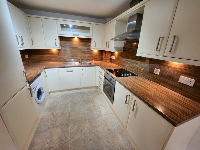 2 Bedroom Flat To Rent In Ingwood Parade, Greetland, HX4