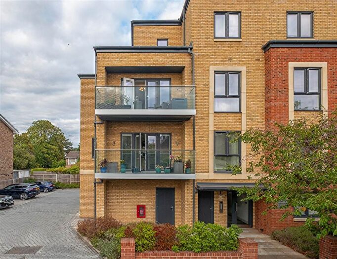 3 Bedroom Flat For Sale In Lovelace Gardens, Surbiton, KT6