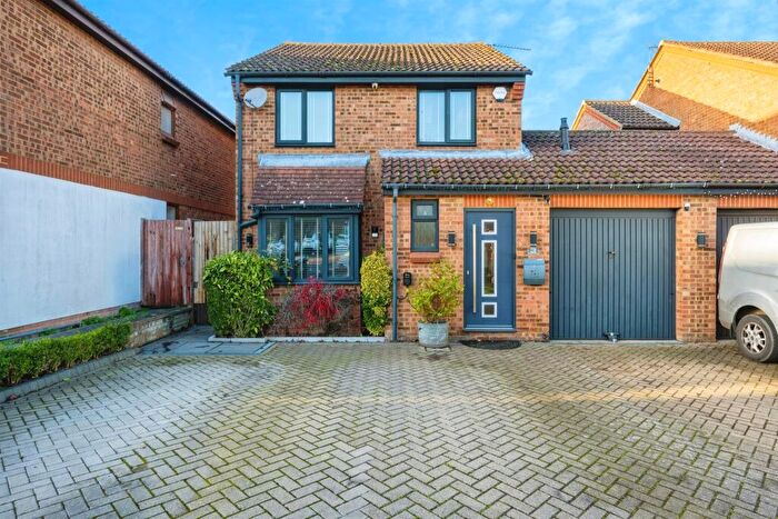 3 Bedroom Link Detached House For Sale In Highfields Close, Dunstable, LU5
