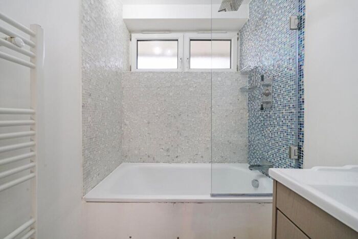 2 Bedroom Flat For Sale In Giffin Street, London, SE8