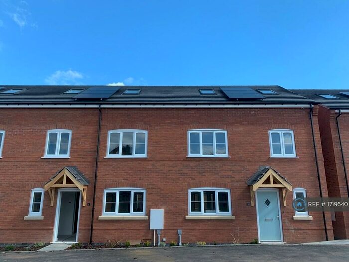 4 Bedroom Semi-Detached House To Rent In Burton Court, Alcester, B49