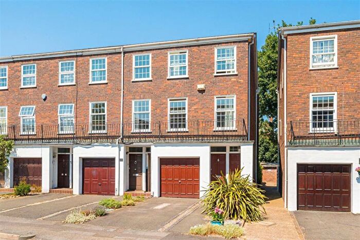 3 Bedroom Terraced House For Sale In Broom Park, Teddington, TW11
