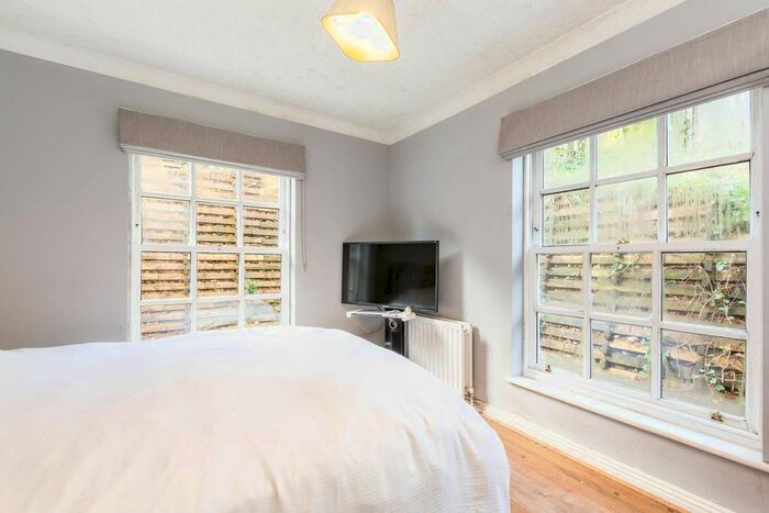 2 Bedroom Flat To Rent In Broomhill Road, Wandsworth, London, SW18