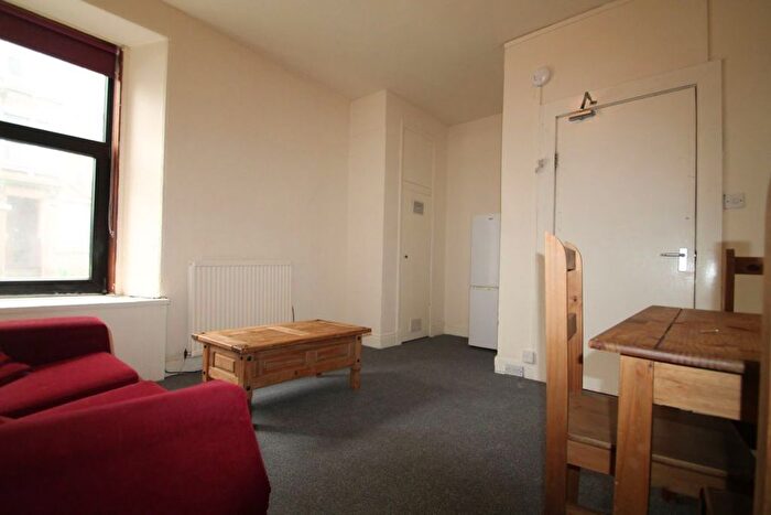 3 Bedroom Flat To Rent In Springhill, Dundee, DD4