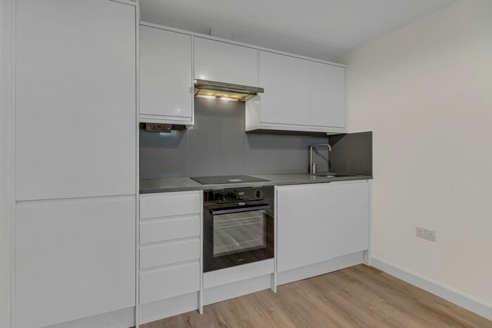 2 Bedroom Flat To Rent In Balham High Road, Balham, SW12