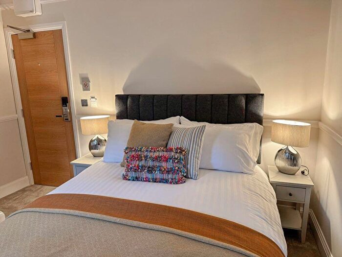 4 Bedroom House Of Multiple Occupation To Rent In High Street East, Glossop, Derbyshire, SK13