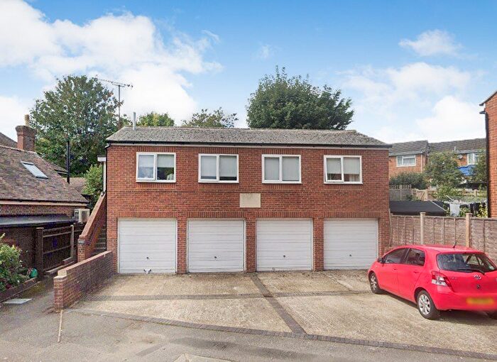 2 Bedroom Flat To Rent In Harding Close, Redbourn, AL3