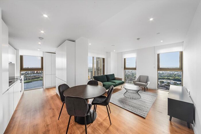 2 Bedroom Apartment To Rent In One Thames Quay, Marsh Wall, E14