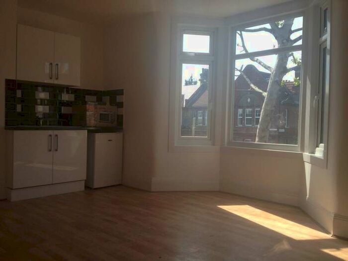Flat To Rent In Lea Bridge Road, Leyton, E10