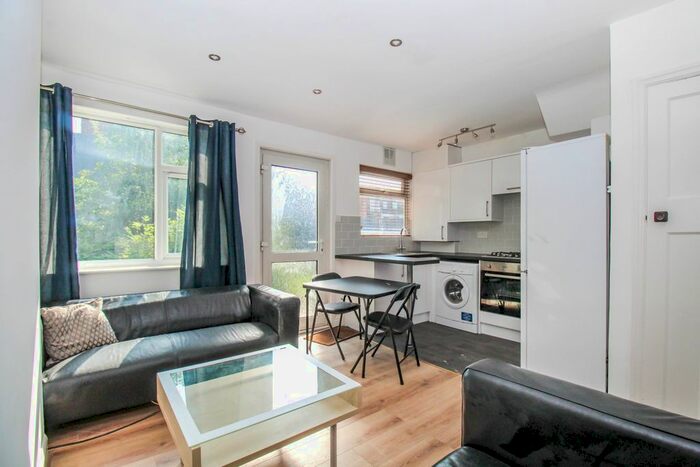 4 Bedroom Terraced House To Rent In Kelso Gardens, Leeds, LS2