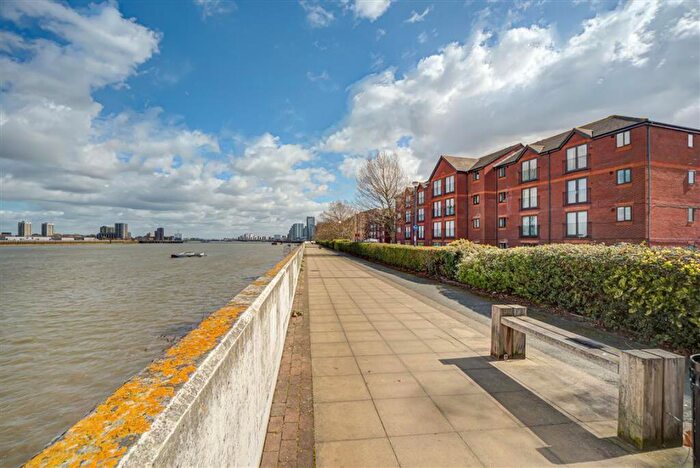 2 Bedroom Flat To Rent In Harlinger Street, Woolwich, SE18