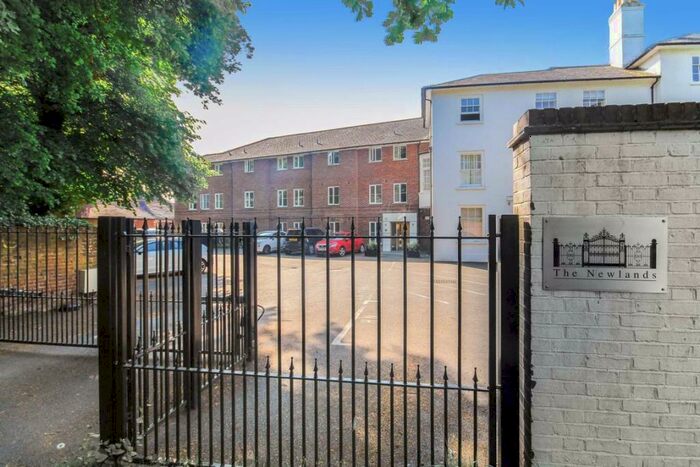 Flat To Rent In Weston Green Road, Thames Ditton, KT7